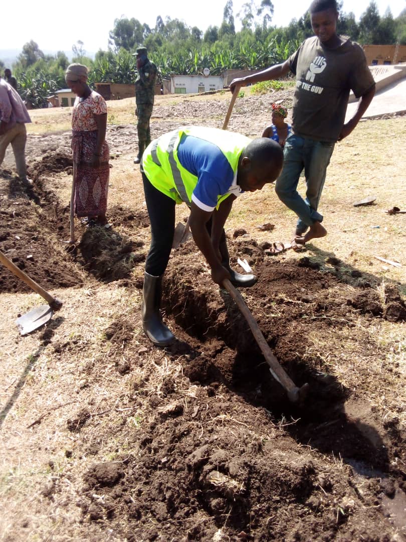 NyagatareNyc's tweet photo. Kuri uyu munsi w'Umuganda usoza ukwezi, Ku ma site atandukanye aho Umuganda wakorewe mu Midugudu,  #Urubyiruko bagera kuri 70% bitabiriye Umuganda bakora ibikorwa bitandukanye hirya no hino. 
Imihigo Irakomeje 

@MiniYouthRwanda https://t.co/fRc9QjWJyY