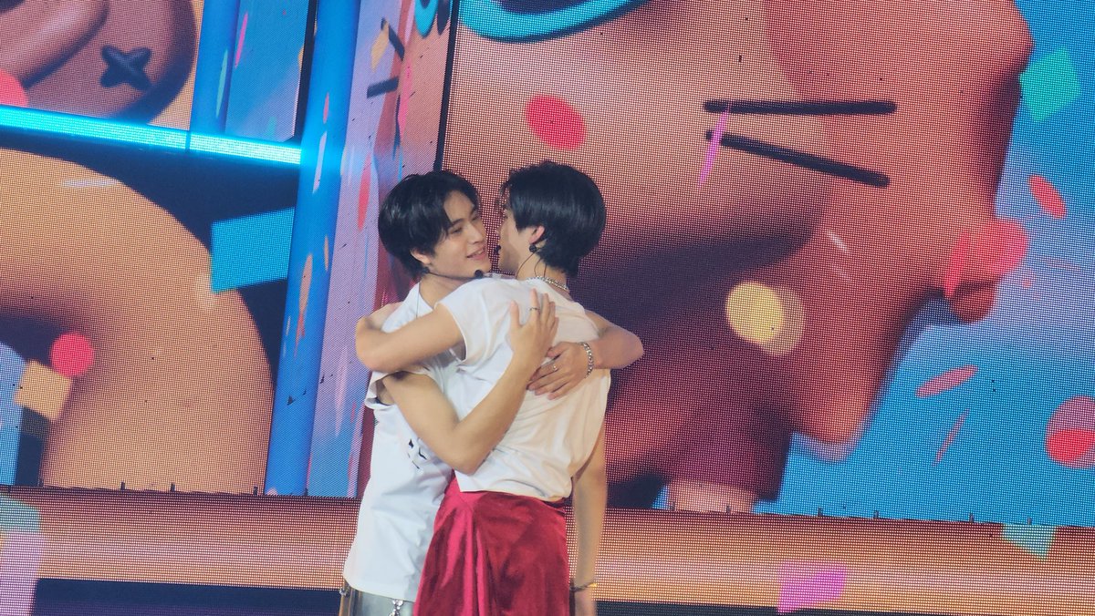 opel_zuza's tweet photo. เก่งมากเจมโฟ้ด อยู่เป็นทุกรอยยิ้มและกำลังใจให้กันและกันแบบนี้ไปนานๆนะเด็กๆ รักพวกแกเว้ย 👶🏻💖🫂🌟🌻🪥 
#GeminiFourthConcertD1 https://t.co/p0S6h8CUIt