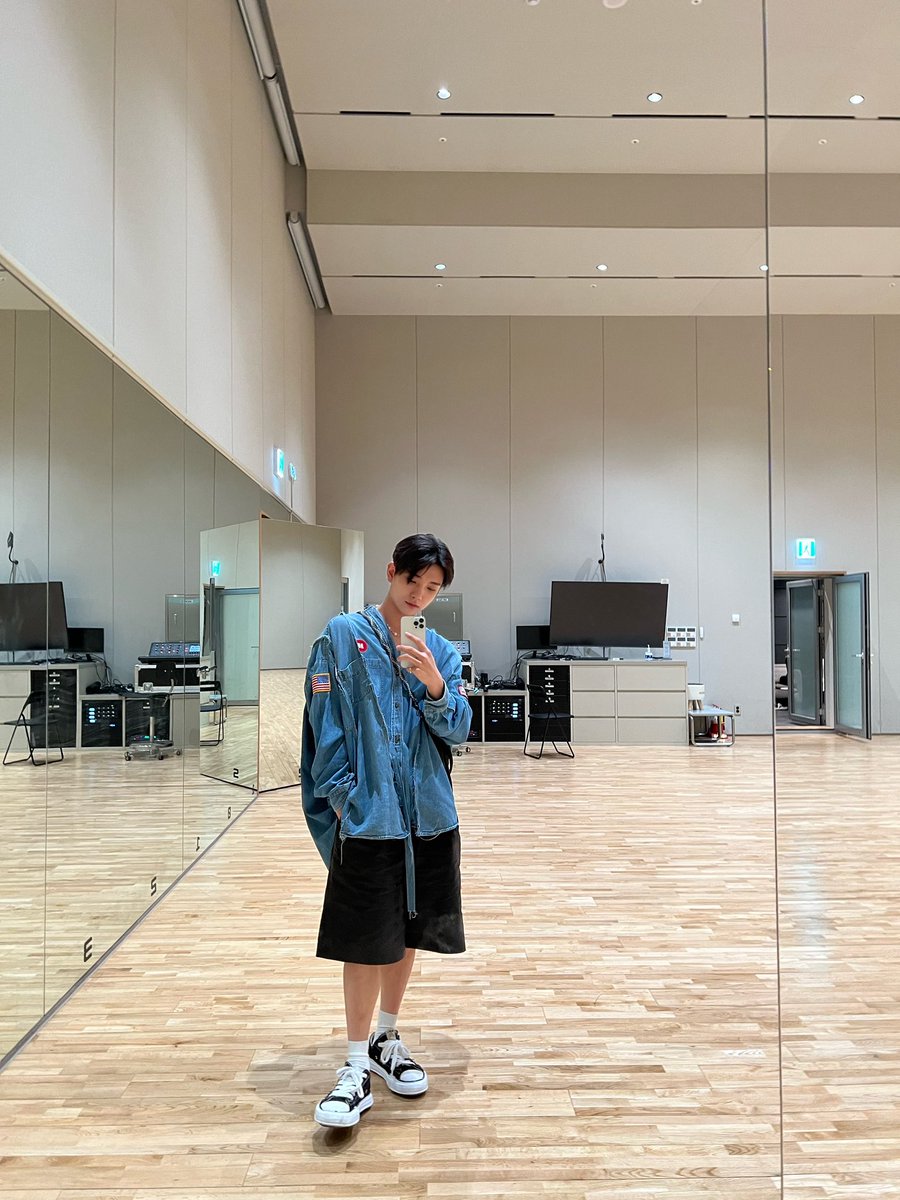 shujithinker's tweet photo. joshua’s mirror selcas 🥰  #조슈아 https://t.co/kZ5i2J9O20