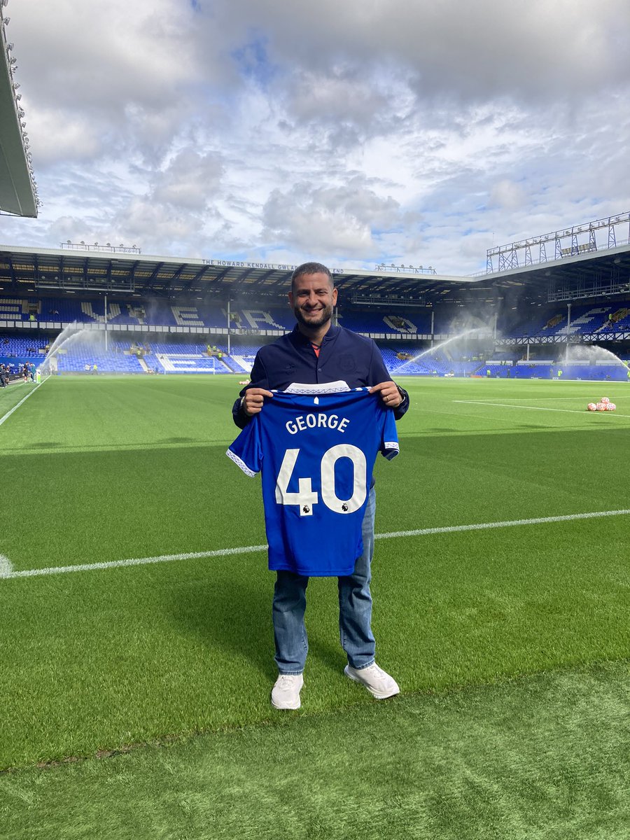 EFCEverywhere's tweet photo. One of our 🇺🇸 Toffees @TweetGyorgi of @SoCalEverton at Goodison for today's match 😍

Enjoy the trip with your family! #COYB https://t.co/XvVE8tG3Ze