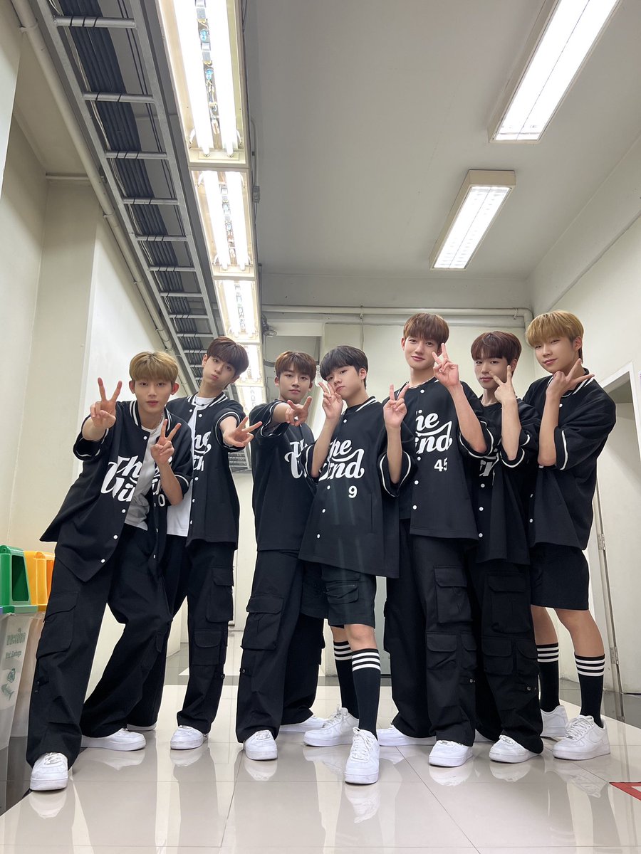 [📸] #더윈드데이 #THEWINDDAY 

23.08.26
<Simple K Music>

เวทีสมบูรณ์แบบของThe Windที่จะทำให้ลืมความร้อนของประเทศไทย

ทำเวทีสุดเท่ได้เพราะแรงเชียร์ของWhizเลยครับ🥹❣️

💙 วันนี้ก็ได้สร้างความทรงจำดีกับWhizเรียบร้อย 💙

#더윈드 #THEWIND #The_Wind