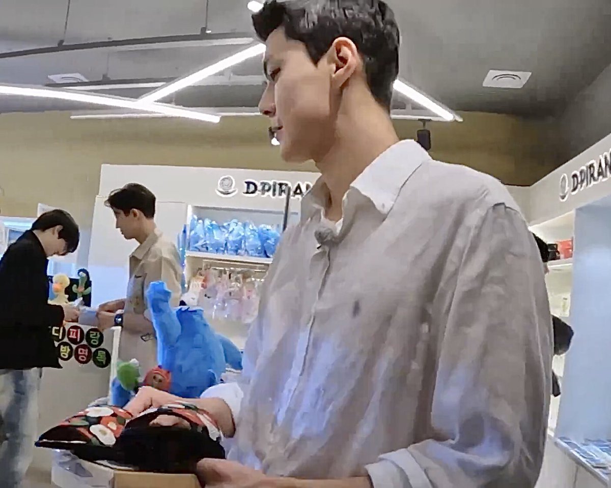 sehun got himself the tongyeong soaps and flower slippers for winning the game! he heard that it’s good for skin so he got those (soap) as a souvenir~

pretty boy things 🧼🌺🩴✨