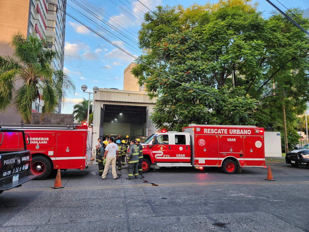 MichBoulierac's tweet photo. Incendio 🔥 en la Suzuki de Circunvalación y Plan de San Luis. Rápida respuesta de los Bomberos de Guadalajara 🚒🧑‍🚒

@Trafico_ZMG @SOS_Mural @informador @GDLMetro @muralcom @zona3noticias https://t.co/DDh2ntqcv2