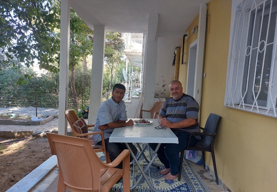 Cengiz Yeter;

Başkanımızı ziyarete gitmiş.

TEOG birinciliği var. 

8 kardeşler, babası Gevaş ilçesinde kağıt toplayıcılığı yaparak ve hayırseverlerin desteği ile geçiniyor. 

Bilgi Ün. Enerji Sistemleri Müh. yerleşti.

Böyle öğrenciler ve eğitimcileri daima baş tacımızdır.