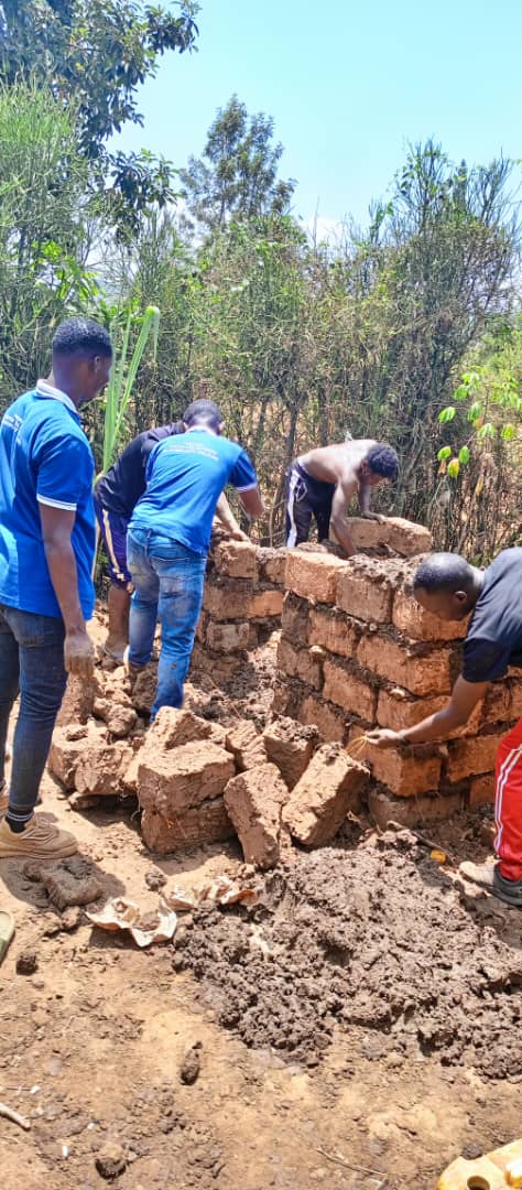 KigaliRyvcp's tweet photo. Kuri uyu wa 26/8/2023 @RwandaYouthVol1  mu murenge @SectorKigali1 twakozwe ibikorwa bitandukanye birimo kubakira abaturanjye #ubwiherero , gusana inzu hanategurwa #indyo yuzuye ndetse tunagaburira abana mu rwego rwo kurwanya imirire mibi.
@NyarugengeV 
@RwandaYouth https://t.co/K0H3K0M58n