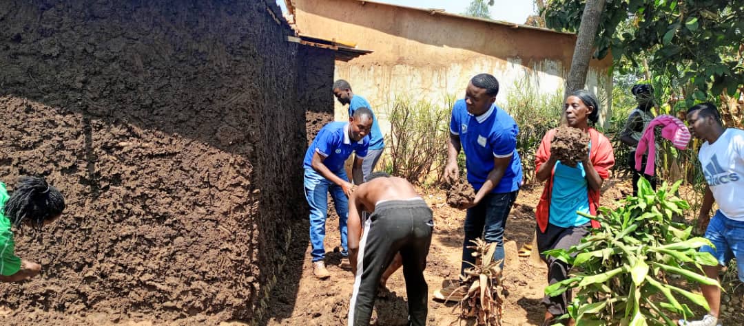 KigaliRyvcp's tweet photo. Kuri uyu wa 26/8/2023 @RwandaYouthVol1  mu murenge @SectorKigali1 twakozwe ibikorwa bitandukanye birimo kubakira abaturanjye #ubwiherero , gusana inzu hanategurwa #indyo yuzuye ndetse tunagaburira abana mu rwego rwo kurwanya imirire mibi.
@NyarugengeV 
@RwandaYouth https://t.co/K0H3K0M58n