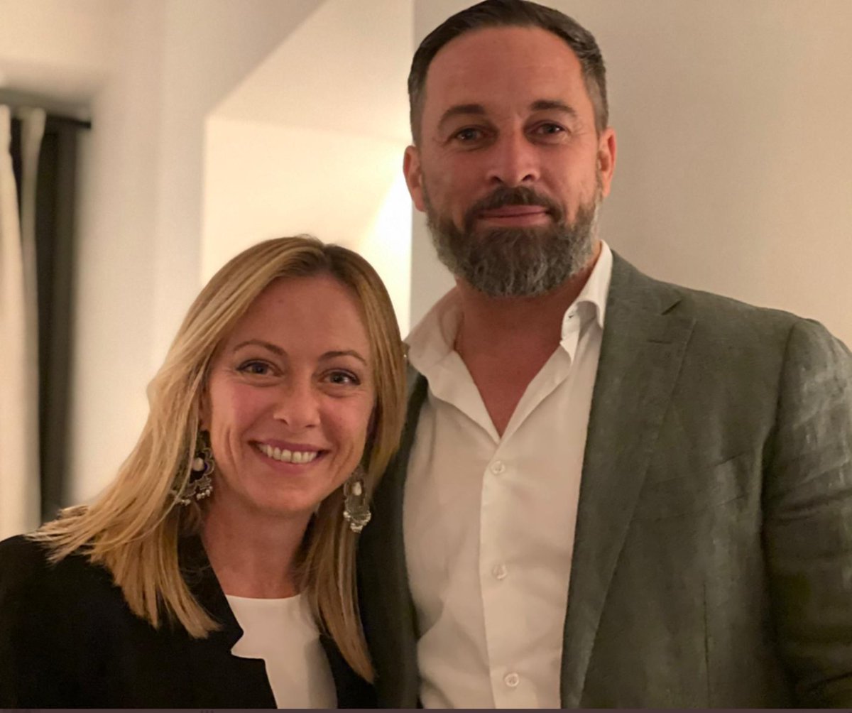 capTercio's tweet photo. Georgia Meloni dejará de pagar el ingreso mínimo a 33.000 italianos que han recibido un mensaje vía SMS, indicándoles que sus ayudas han sido canceladas, tras haberse negado a aceptar un puesto de trabajo.
Ya basta de financiar a los vagos y los parásitos que viven de paguitas. https://t.co/ps1k1Nvymu
