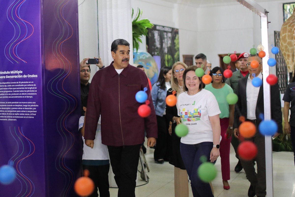 ViceVenezuela's tweet photo. #DeInterés || El presidente de la República Bolivariana de Venezuela, @NicolasMaduro, anunció la recuperación de más de 14 museos en el país.

#27Ago

Más información: https://t.co/47oAx1qfe5 https://t.co/3ag2pTcq52