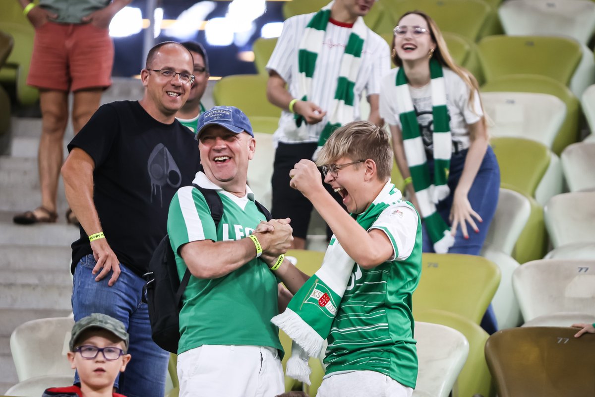 LechiaGdanskSA's tweet photo. Zgodnie z zapowiedzią, w trakcie przerwy #LGDTSP odbyła się zabawa dla kibiców zgromadzonych na trybunach @PolsatPlusArena!

Szczęśliwcy, którzy mogą się pochwalić dobrym chwytem, otrzymali od nas 15 nowych koszulek!

GRATULACJE!

Obiecujemy więcej takich akcji w #DzieńMeczowy! https://t.co/TvsGO3j03r