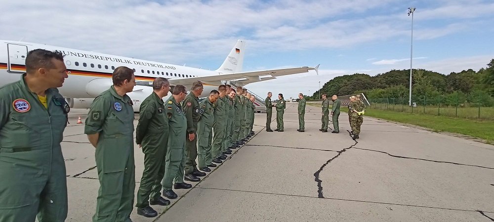 Defensagob's tweet image. Efectivos de la Unidad de Verificación Española #UVE🇪🇦, junto con militares alemanes🇩🇪 y franceses🇨🇵, han llevado a cabo un vuelo de observación de entrenamiento sobre territorio de la República Checa, en el marco del Tratado de Cielos Abiertos #OSCE