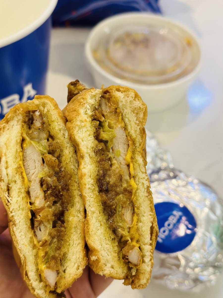 althwaq_co's tweet photo. فيه برجر دايم أطلبه اذا بغيت شي دسسم
برجر لحم دبل مع جبن تشيدر وبصل مقلي بخبز بريوش قططنه بـ١٦ ريال بس!
الطعم لذيذ لكن لو ماتحب الدسم ماراح يعجبك
عندهم برجر دجاج لكن أشوف اللحم افضل
الفرايز أبدا ماعجبني والصوص متواضع
هوبا مطعم أمريكي 
مين جربه وايش رايكم فيه؟!
مو اعلان رأي شخصي🙂 https://t.co/XDBMhodJgD