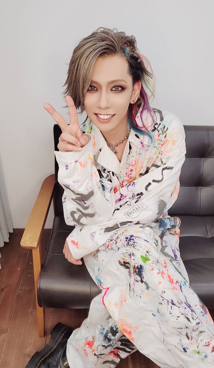 Cy_1227's tweet image. え？
こんなに素敵笑顔なのに？
ちょっと何言ってるかわかんないです。
罰として9月27日リリースのベストの限定盤予約してね❤
store.skiyaki.net/product/49368

#SLAPSLY
#SLAPSTAN
#OUTBURST