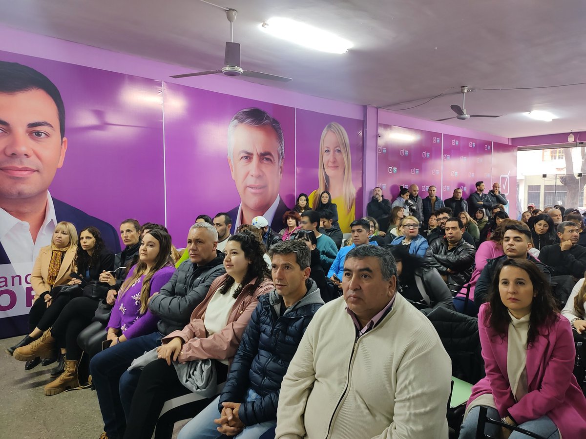 lopresti_lh's tweet photo. ⚡ Estamos por comenzar la Jornada de Propuestas Participativas en #LasHeras 💪🏻Trabajamos en conjunto para avanzar en los ejes de gestión de los departamentos, los oasis y la Provincia.
👉🏻Junto a @alfredocornejo y @hebesil #QueremosLoMismoQueVos https://t.co/FyvbSoif7j