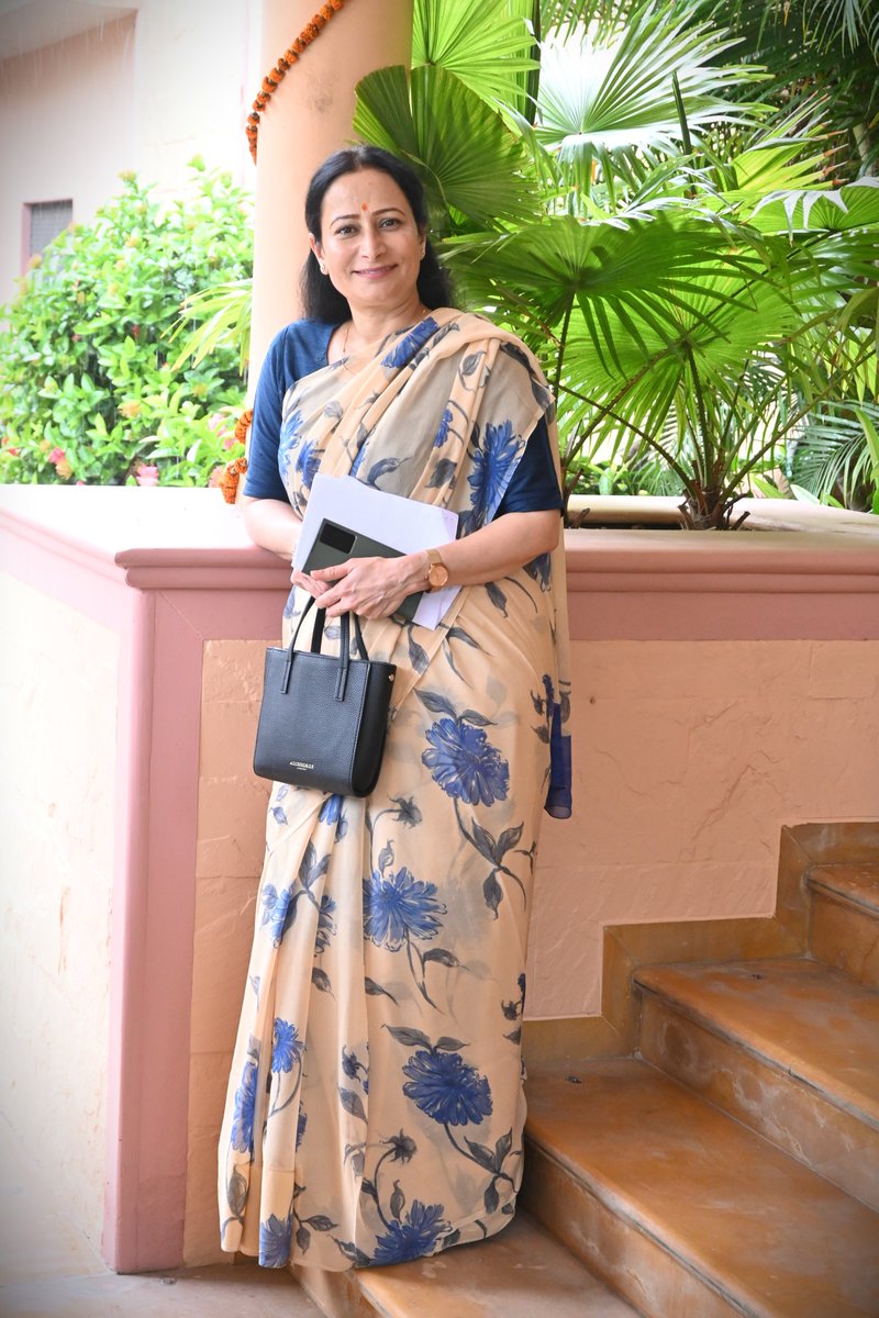 राह के पत्थर से बढ़ कर कुछ नहीं हैं मंज़िलें,
रास्ते आवाज़ देते हैं सफ़र जारी रखो।

#PhotoOfTheDay #Motivation #Bamanwas #SawaiMadhopur #ArchanaMeena