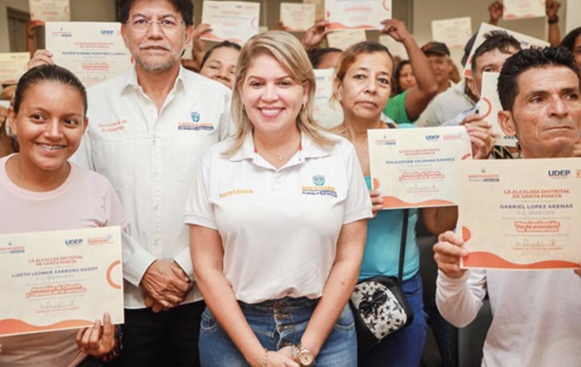 #Distrito | Certifican a vendedores informales en fortalecimiento empresarial acortar.link/j4o7Yj ⤵️