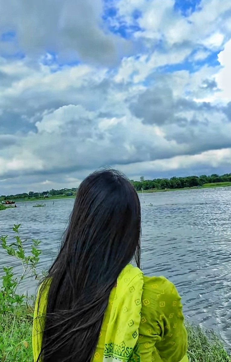 Maya59949697's tweet photo. তুমি বৃষ্টি চেয়েছো বলে, 
কতো মেঘের ভেঙ্গেছি মন 
আমি নিজের বলতে তোমায় চেয়েছি ❤️ https://t.co/vx9hlGeQnz