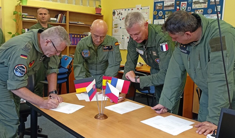Defensagob's tweet image. Efectivos de la Unidad de Verificación Española #UVE🇪🇦, junto con militares alemanes🇩🇪 y franceses🇨🇵, han llevado a cabo un vuelo de observación de entrenamiento sobre territorio de la República Checa, en el marco del Tratado de Cielos Abiertos #OSCE
