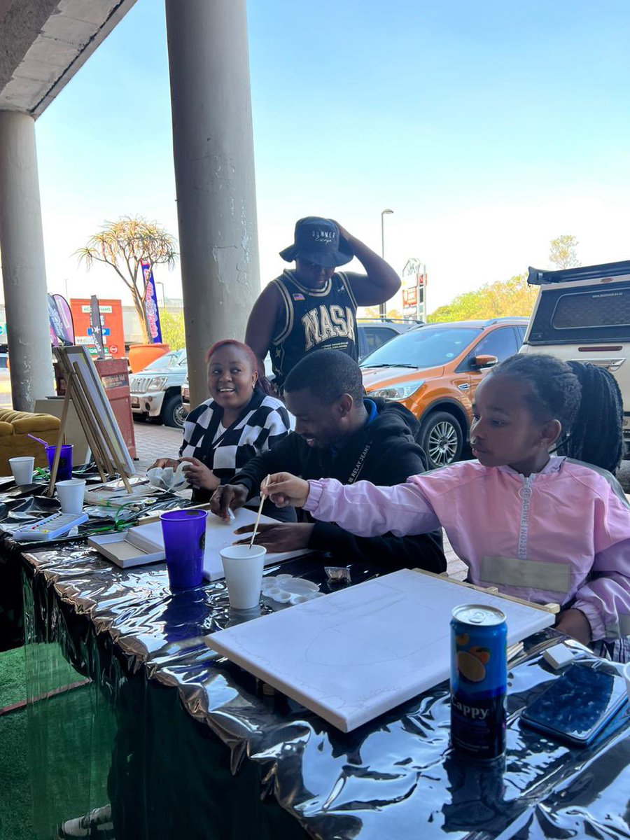 mahlaku_m's tweet photo. If you around Polokwane you are welcome to join us for the Holiday Fair Social Market Sip N Paint currently underway 🤌🏽

📍 Savanna Mall 

#Selaeconsulting 
#Bestygin
#sipnpaintpolokwane 
#Bestytravel https://t.co/uNU6cOM2WB