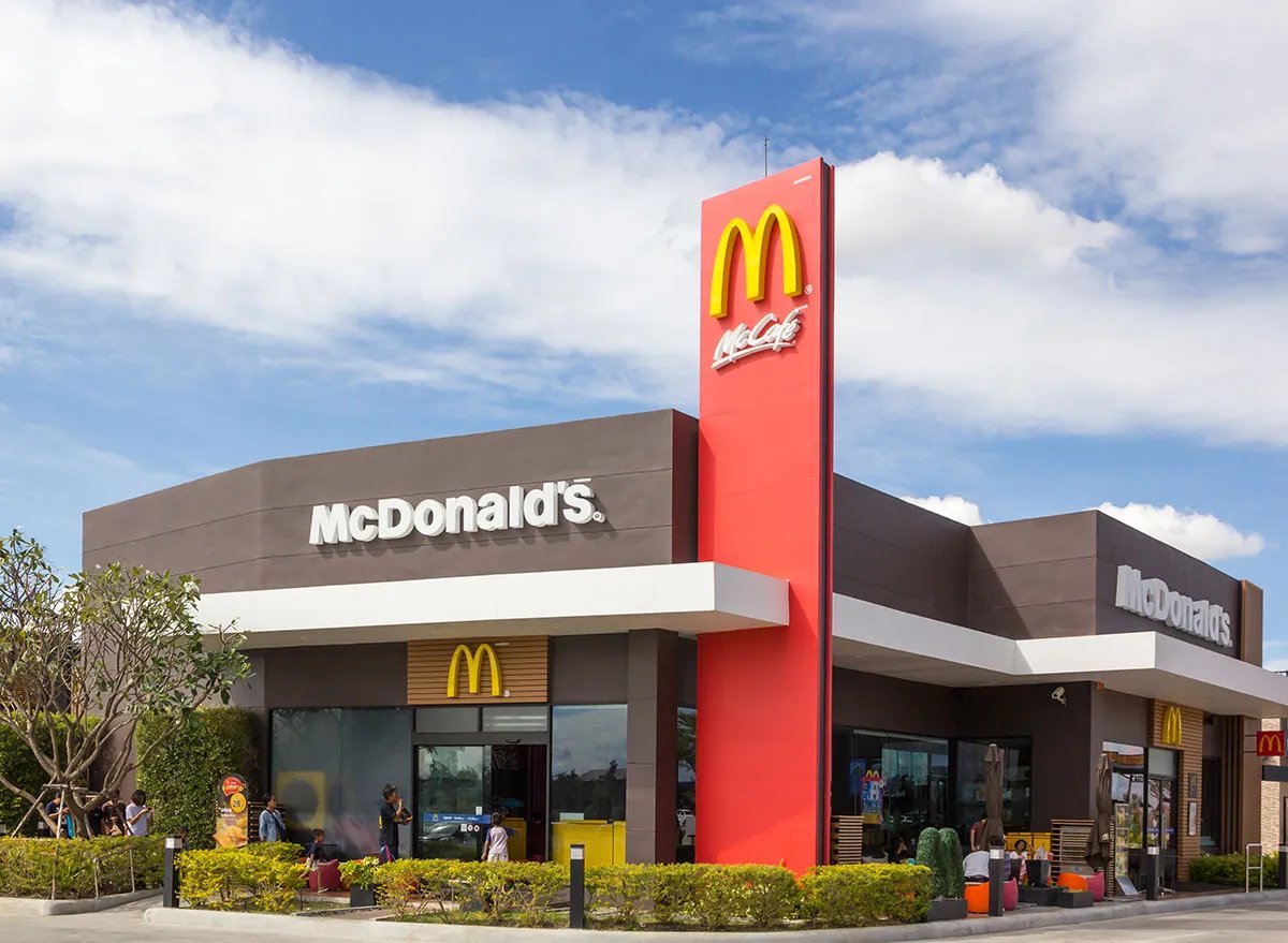 raiam700's tweet photo. McDonalds vende 75 lanches por segundo!

Como se não bastasse, eles alimentam 1% da população mundial todos os dias! 

Mas nenhum guru de finanças na internet disse que o McDonald's não ganha dinheiro com hamburger…

A empresa de fast food está avaliada em US$ 215 bilhões.

Mas na real, eles são uma das maiores empresas imobiliárias do planeta.

É isso mesmo, mano, eles tão nadando em imóveis! É igual o teu tio dos terrenos…

O esquema é o seguinte: o McDonald's compra um terreno, constrói um restaurante e depois aluga pra um franqueado. 

O franqueado paga aluguel e uma porcentagem das vendas. 

Assim, o McDonald's ganha uma grana fixa todo mês, independente de quantos lanches são vendidos.

Eles têm 40.031 mil lojas espalhadas em cerca de 120 países!

Isto é 20.234,28 hectares de terra distribuídos ao redor do mundo! 

Um dos maiores proprietários de imóveis do planeta, ficando ao lado de Bill Gates, o velho da Microsoft, e a Igreja Católica.

Das 40 mil lojas, 37.295 são franquias - ou seja, mais de 93% dos restaurantes.

E tem mais, o McDonald's tem um controle absurdo sobre os franqueados. 

Eles ditam tudo, desde o preço do lanche até a cor da farda dos funcionários.

Isso garante que você vai ter a mesma experiência, não importa se tá comendo um Big Mac em São Paulo, Bangu, ou em aqui em Barcelona, um dos lugares mais seguros da Europa!

Ah, além disso, os custos ficam pela responsabilidade do franqueado! Um negócio genial!

Os caras são donos de cerca de US$ 40 bi de imóveis!

Com isso, chegamos a conclusão que na verdade o Méqui é uma empresa bilionária de empreendimentos imobiliários!

Koé, sabia dessa? Marca aqui um amigo que gosta desse tipo de conteúdo, mano!