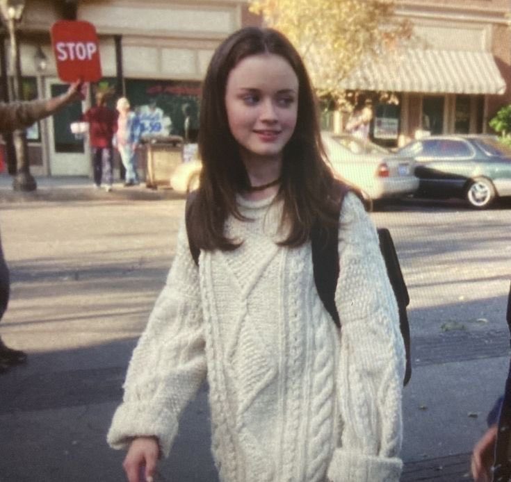 violetslvrr's tweet photo. I CANT BELIEVE IM WEARING RORY GILMORES SWEATER #rorygilmore #justgotit https://t.co/C8zD6ItZN7