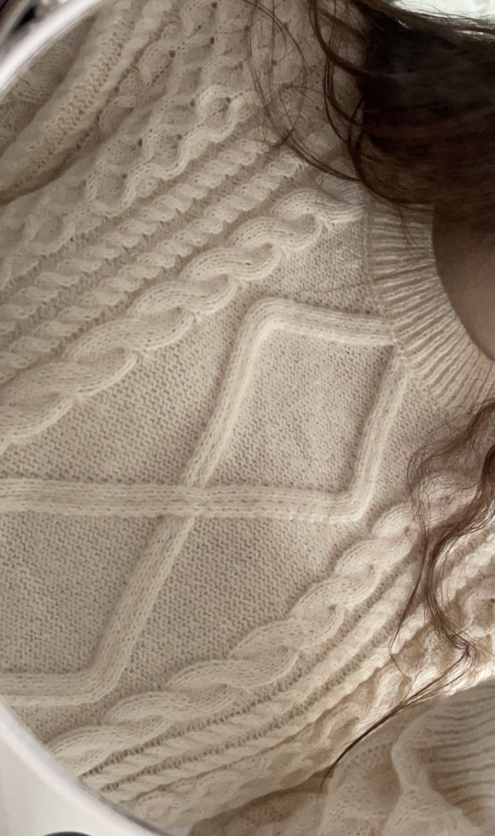 violetslvrr's tweet photo. I CANT BELIEVE IM WEARING RORY GILMORES SWEATER #rorygilmore #justgotit https://t.co/C8zD6ItZN7