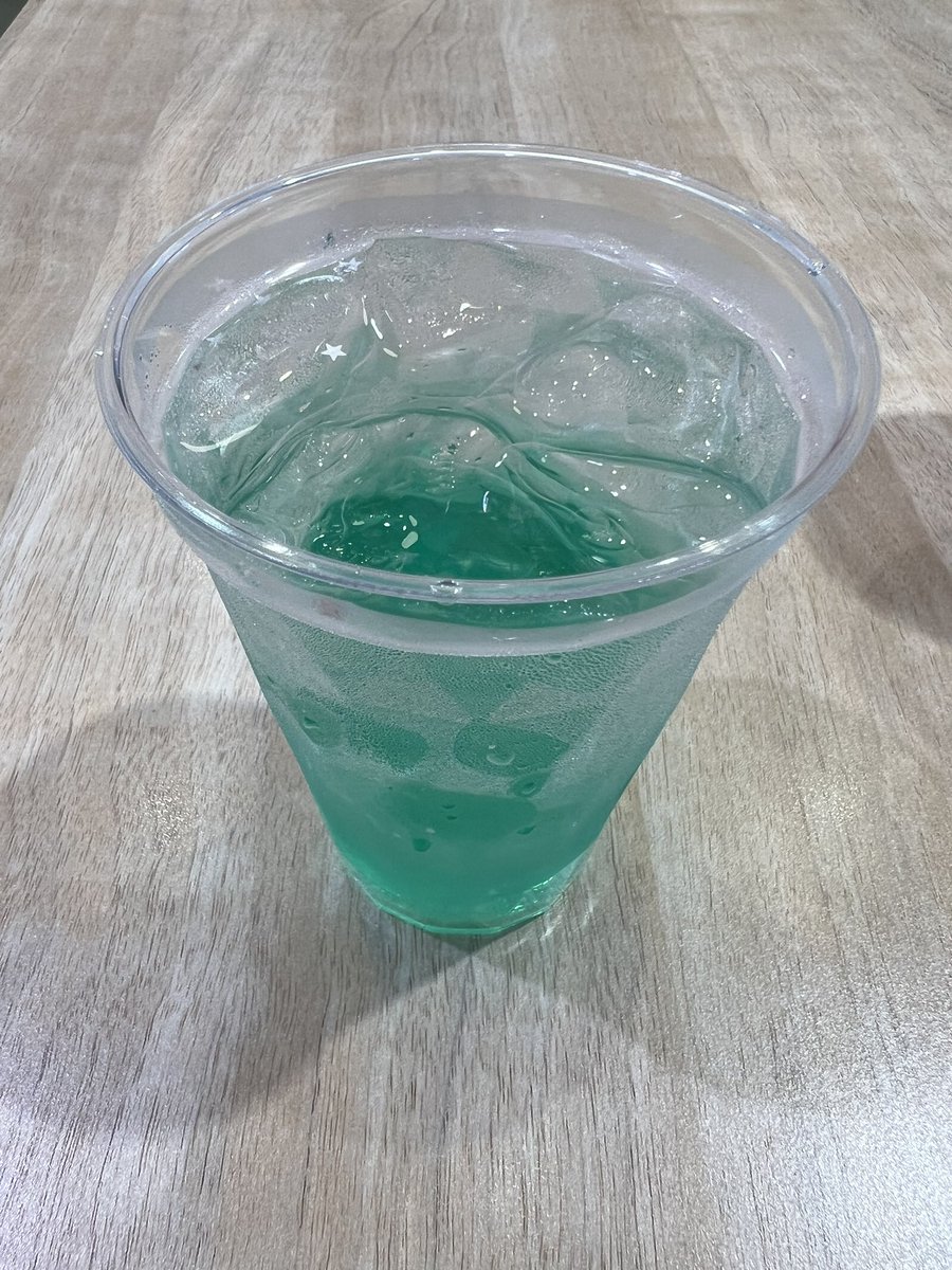 runachi00's tweet photo. 朝イチで行って来たｶｯﾌｪ🛸
長蛇の列を覚悟してたけど数人並んでただけで余裕だった☺️ https://t.co/XVZ6aklhxV