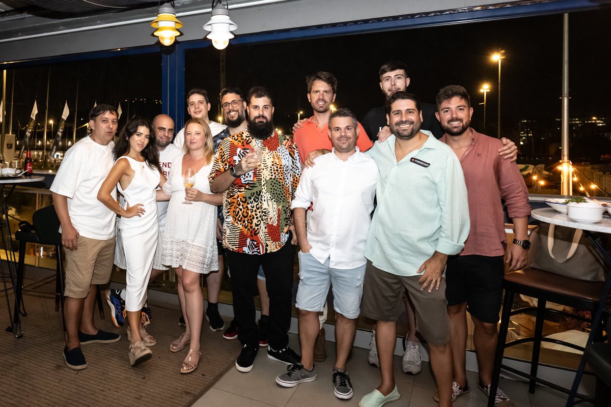 FROGY016's tweet photo. Equipazo 💟💟 @PokerStarsSpain https://t.co/wUvE61JlEZ