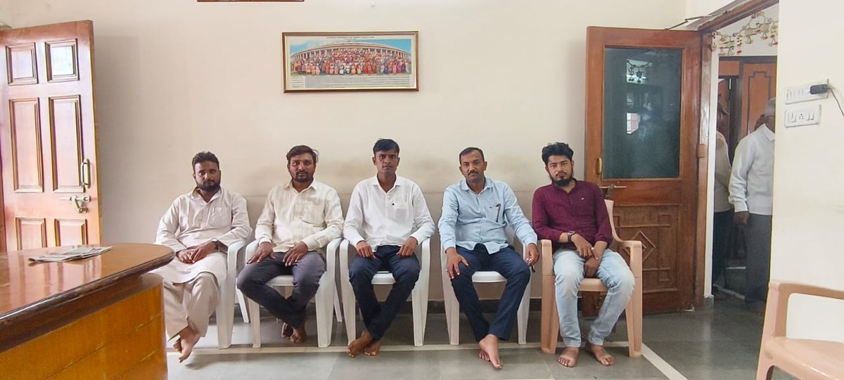 SWaghmare90's tweet photo. आज नंदुरबार महाराष्ट्र के #रेलअप्रेंटिस साथीयो ने @NATIONAL_RAAA राकेश भाई के नेतृत्व मे सतिश चौधरी,अब्दुल माजीद,अजय बागले,मुकेश पगारे इन्होने @DrHeena_Gavit ताई से मुलाकात किया और #RailApprentice के समायोजन के बारे मे चर्चा किया
#RestoreGmPower
#CCAA
@AshwiniVaishnaw
@DoPTGoI https://t.co/fyvk2Cfyj4