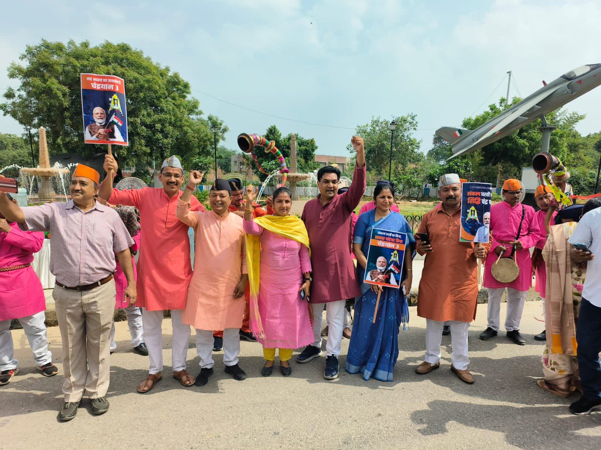 KapilMishra_IND's tweet photo. Celebrating success of #Chandrayaan3 https://t.co/3Im8gDfBeo