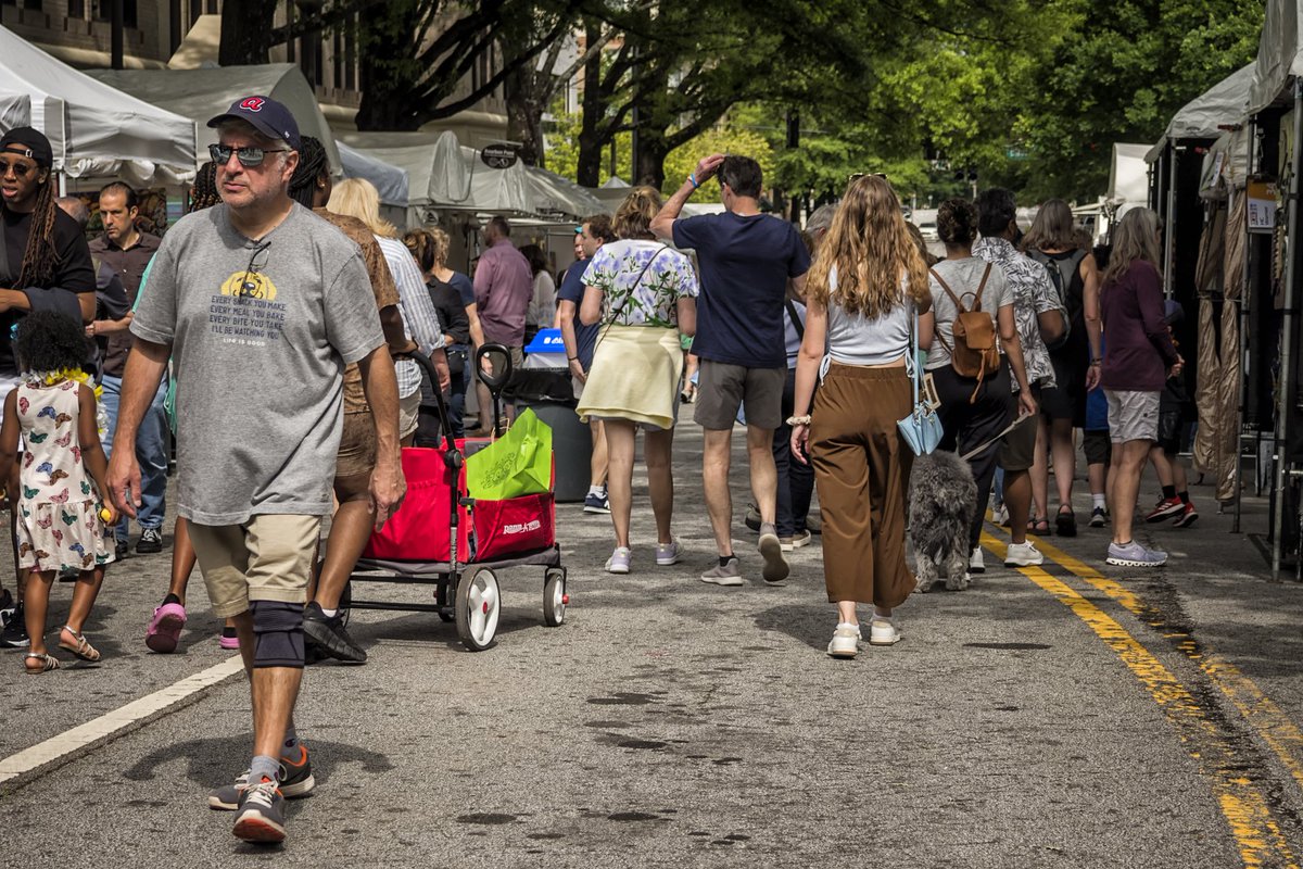 New blog post. Pic(k) of the Week: Against traffic.

Decatur Arts Festival, Decatur, Georgia, USA.

yoursforgoodfermentables.com/2023/08/pick-o…

#festival #artsfestival #peopleinthecity #streetphotography #DecaturArtsFestival #DecaturGa #GeorgiaUSA #FlickrExplore  #PickOfTheWeek #YFGF #blog