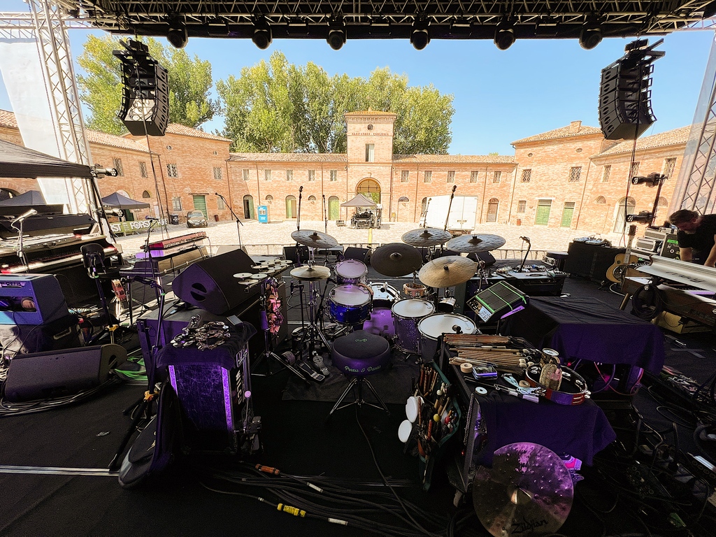 Wilco's tweet image. Snapshots from tour. 

The band plays 2 shows in Utrecht tomorrow/Monday, then it's off to London, Wiltshire, Edinburgh, Birmingham, Manchester, Belfast, Dublin and Cork. All of these shows are (nearly) sold out. Getchur tix while you can!

wilcoworld.net/shows