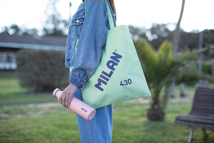 LibPinocho's tweet photo. ¡Ahora sí! ¡El lunes volvemos a recibir las tote bag Milán 430 en ambos colores! ¡Reserva la tuya si no quieres quedarte sin ella! 😍 https://t.co/4ug0qVhngy