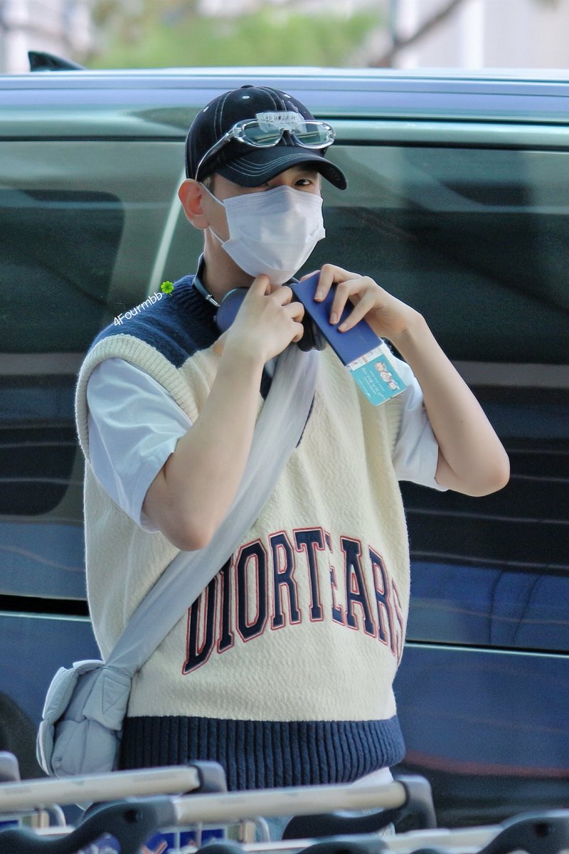 4fourmbb's tweet photo. 230826 엑소 인천공항 출국
백현 &amp; 수호

#엑소 #EXO 
#엑소백현 #엑소수호 
#백현 #BAEKHYUN
#수호 #SUHO https://t.co/t1VMWA1qoT