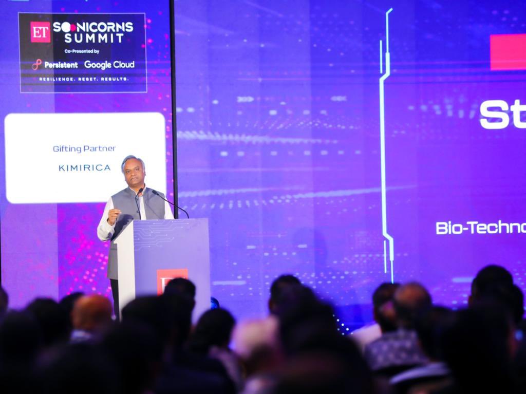 PriyankKharge's tweet photo. Participating in the #ETSoonicornsSummit by @EconomicTimes was fantastic.

 It was a pleasure to unveil the ET Soonicorn report. The report's insights and interactions with entrepreneurs at the conclave have provided valuable lessons for both the ecosystem and the government. https://t.co/Six9MmR9fM