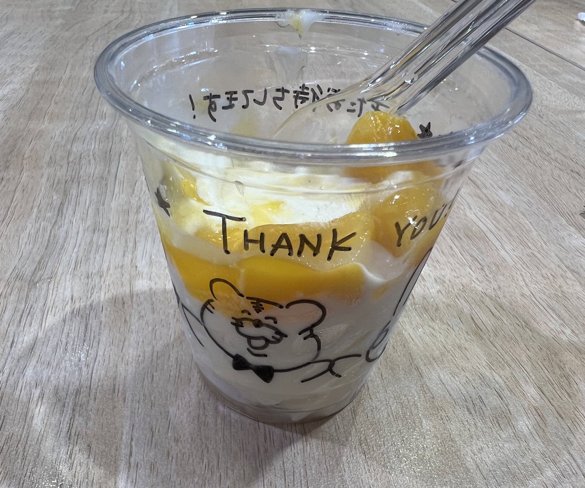 runachi00's tweet photo. 🥭スターで🍦を頼んだらカップにイラストが手描きされててビックリした！
どうぶつがカップ一面に描かれてて可愛かった✨（食べかけ…） https://t.co/FCNiicdGi8