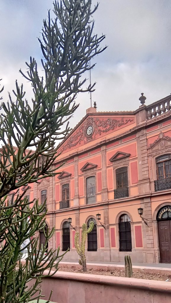 RAGSLP's tweet photo. “Siempre autónoma, por mi patria educaré” @LaUASLP #EdificioCentral #SanLuisPotosí♥ https://t.co/2qifqcODu3