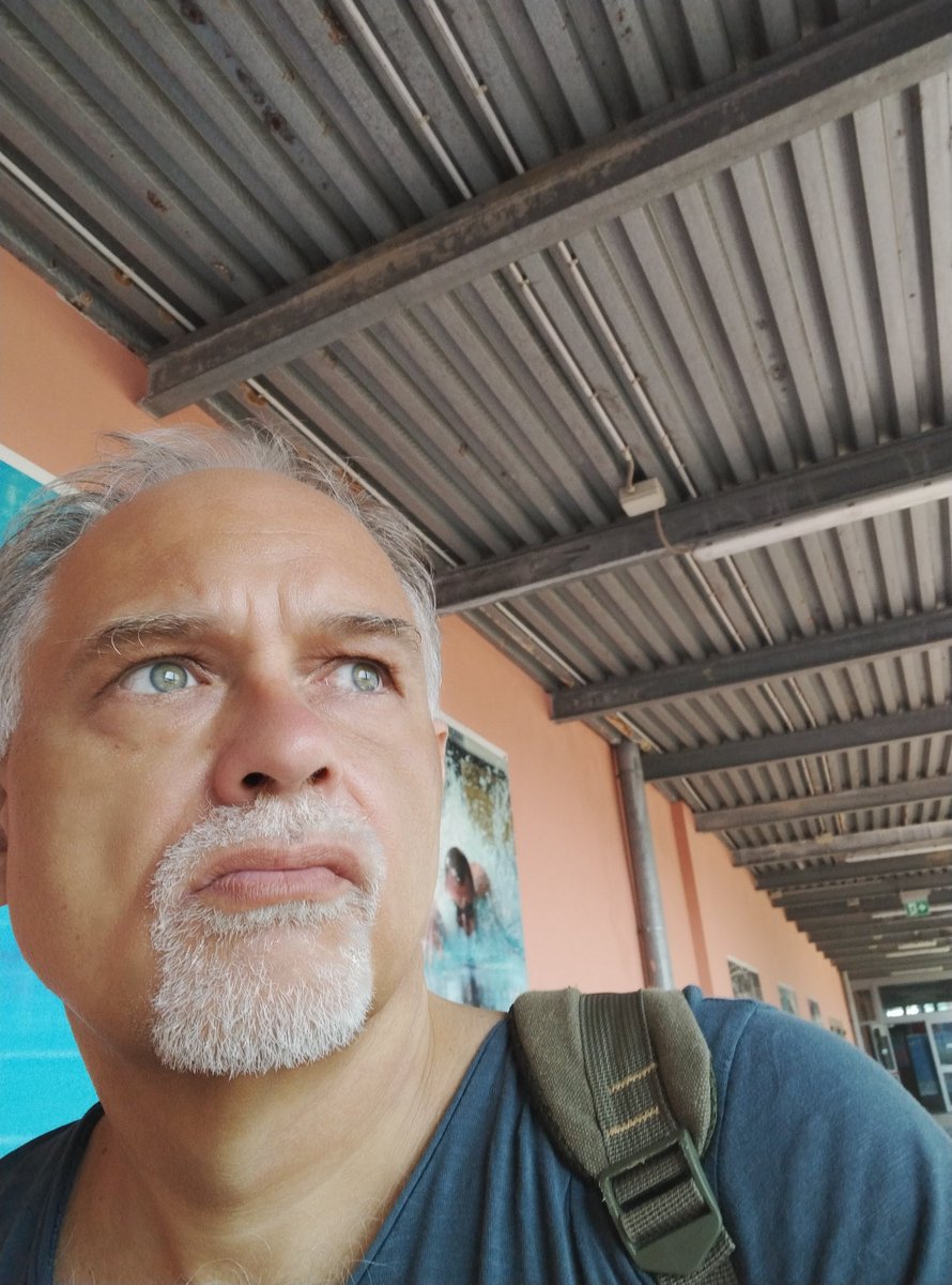 "io sono Andrea" 
be' sono in due qui: 
Io e Andrea 

Pensieri di fine agosto che apparentemente non c'entrano una cippa
emersi come un ruttino da Coca Cola mentre decidi dove passare l'inverno. 

Quindi, 
al "dove" si aggiunge il "con chi": 
con io o con Andrea?