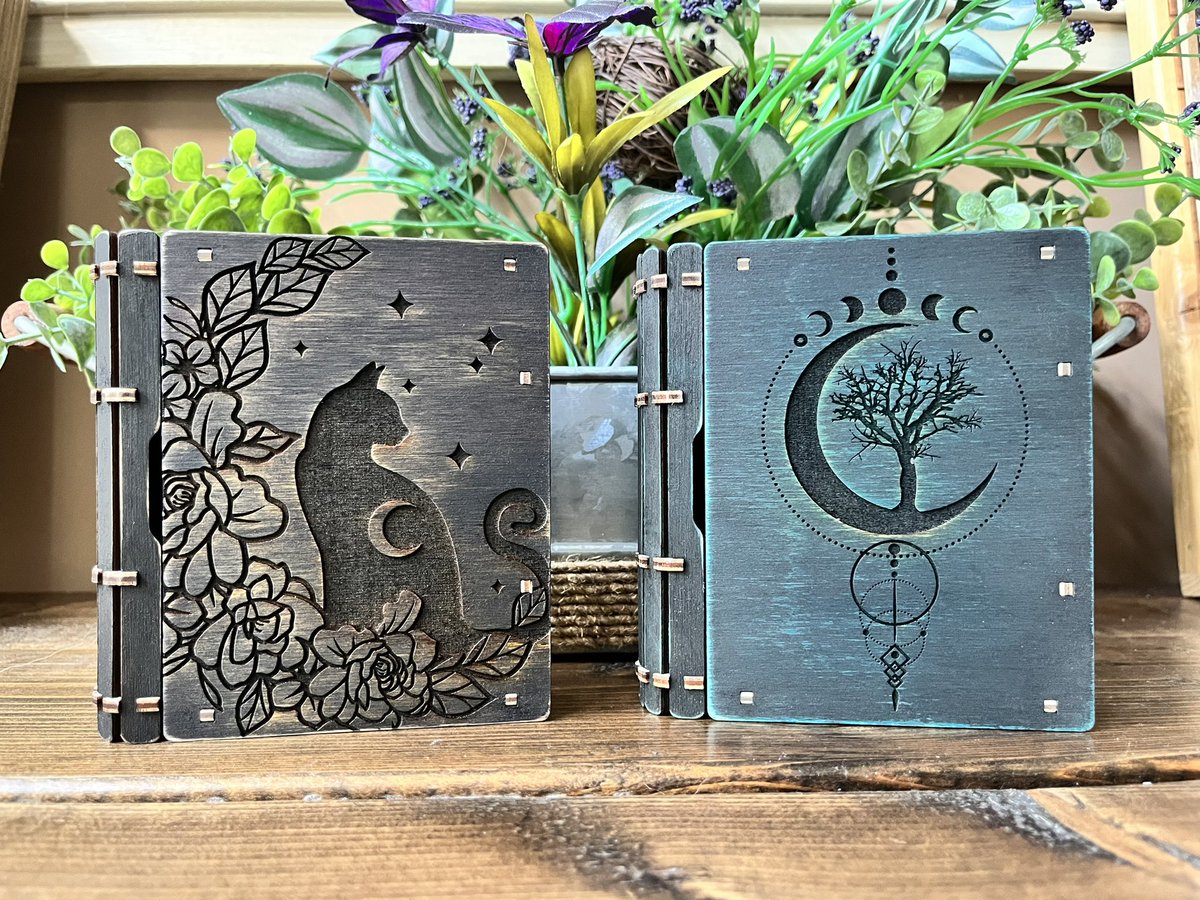 stephenswworks's tweet image. My eye is doing much better. Just finished up these two dice book boxes and they are waiting to be picked up in todays shipment.   #dice #dicebox
