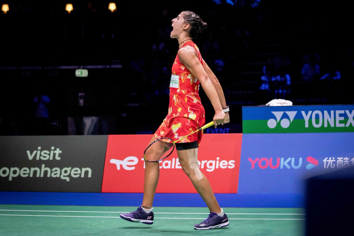 relevo's tweet photo. 🏸 Carolina Marín se clasifica para la final y luchará por su cuarto título mundial. 

🔝 Después de superar dos roturas de cruzado, vuelve a colocarse en lo más alto cinco años después. https://t.co/y3MitQg37i