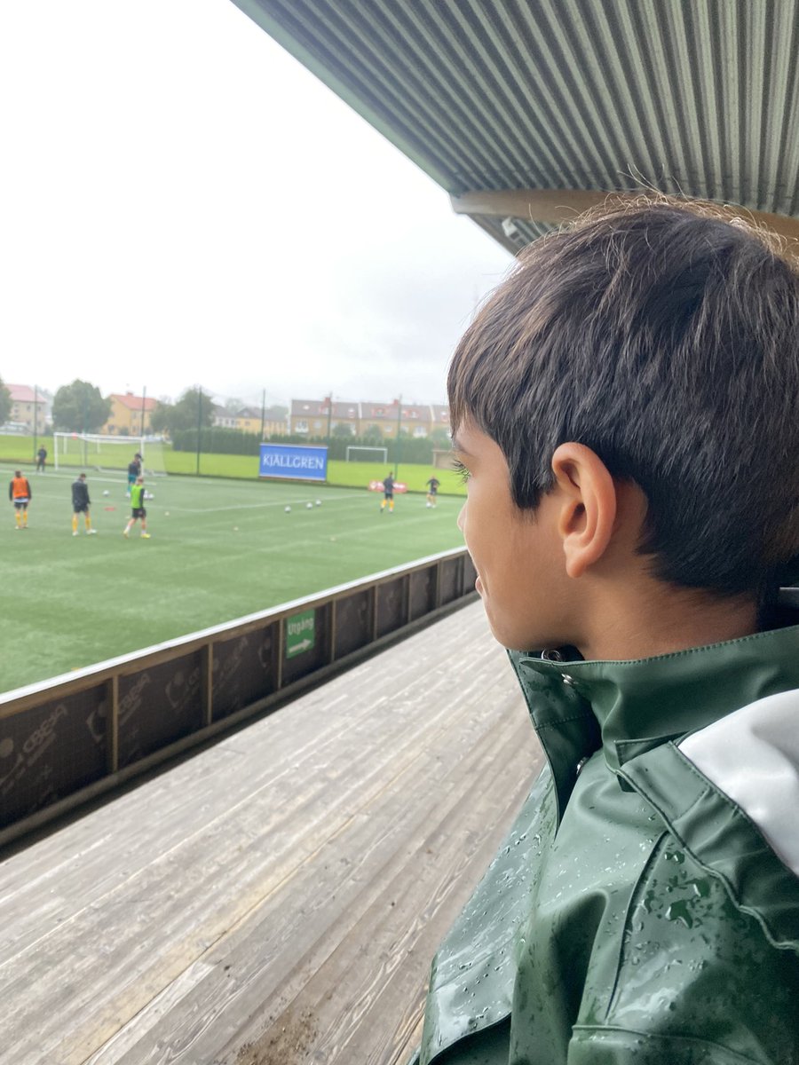 Ovanlig fredagsmatch för pappa betyder ledig helg. 
Spenderas, hör och häpna, med fotboll.
Dubbla lokalmatcher med min bff idag. Har avverkat div 4-möte på Nysätra och nu laddar vi för div 1 på Vänersvallen.
Imorn full fokus på Skoftebyns P2014⚽️