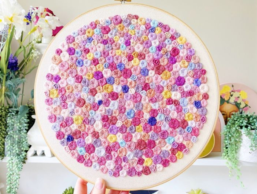 Let's summon warmer weather together with the help of flower embroidery. Maybe we will have some sun in October? IG: threadmeadows #flowers #rose #embroidery #handembroidery #craft #color #summer #spring #nature #thread #creativity