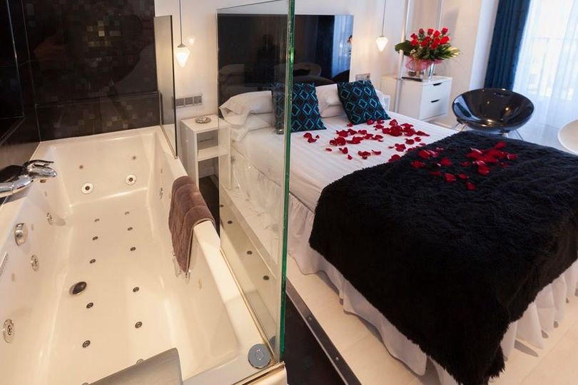 HSDGO's tweet image. #Sábado, ya está aquí el #finde! "Si me toca el la #bañera de #hidromasaje 
Reserva en @bookingcom