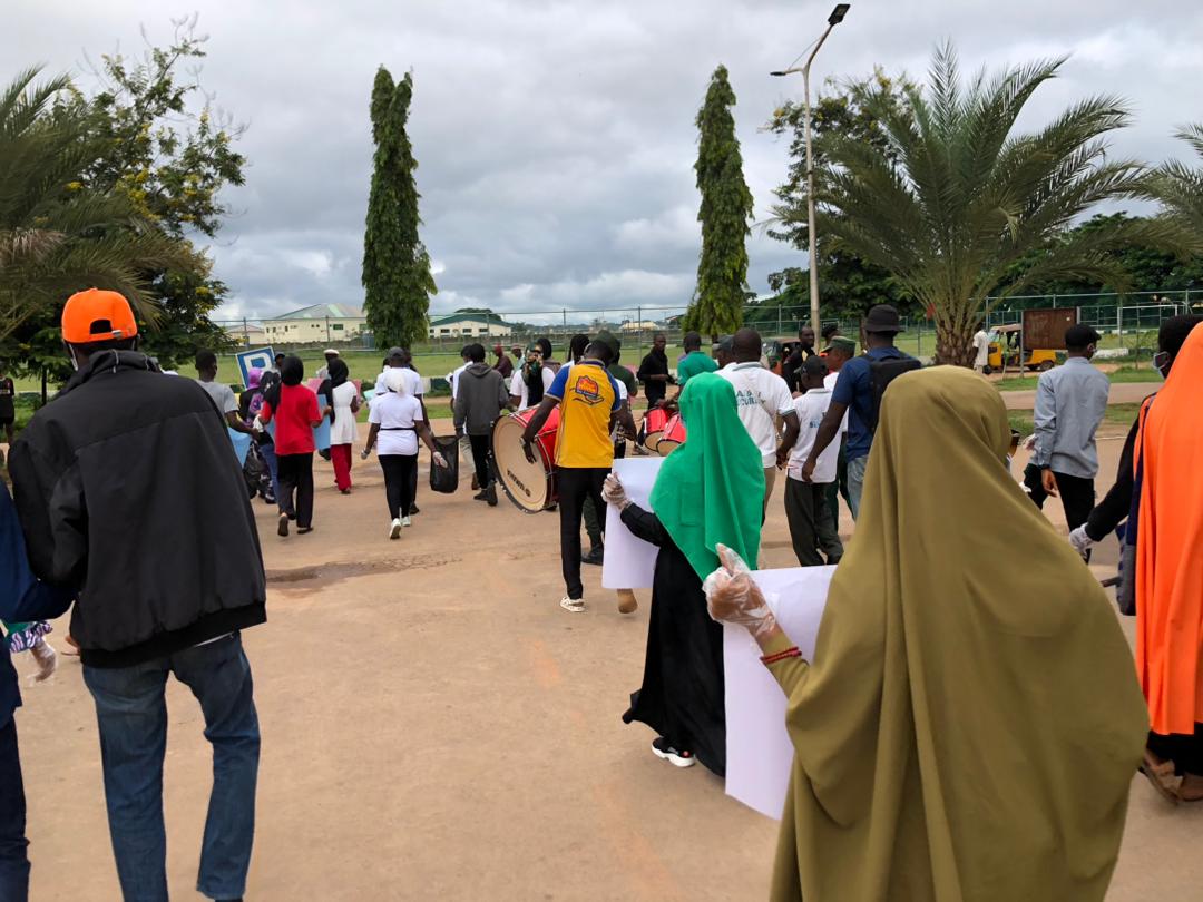 sgcora_Africa's tweet photo. Members of the Society for Grassroot Community Outreach and Research Africa, teamed up with PPFN YAM members for a campus-wide clean-up at Ahmadu Bello University Zaria while advocating for social change! We educated peers, and championed responsible waste management. #SGCORA https://t.co/RxG1djnnDC