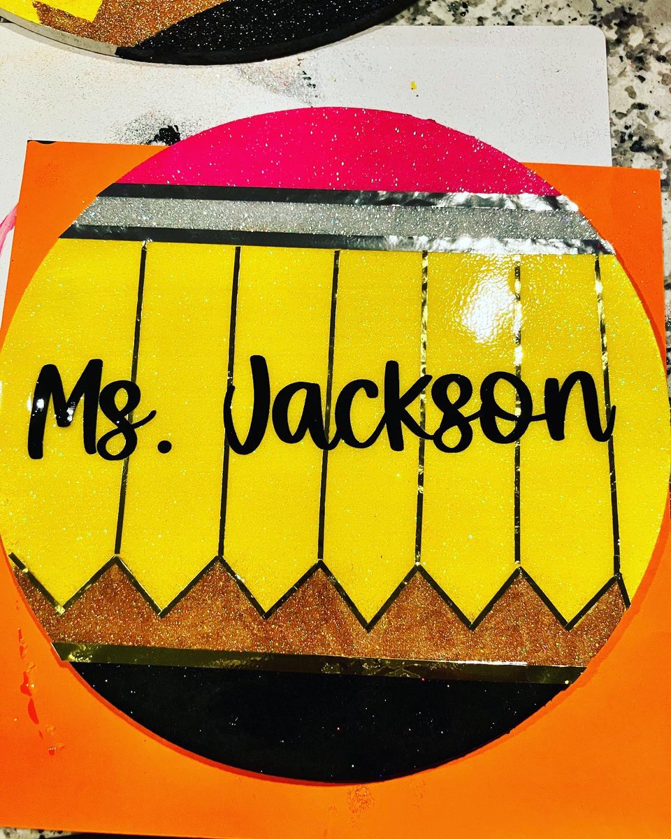 chesser_johanna's tweet image. Here are some of my Wood Pencil Signs I made!! ✏️❤️✏️
#teacherlife #classroomdecor #pencil #teachersoftwitter #glitter #cricut #crafts