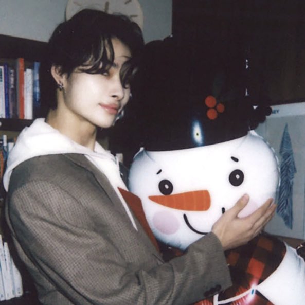 ni-ki hugging the snowman 🥹🥹