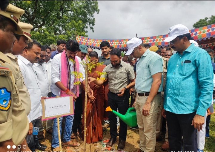 DRDA_MBD's tweet photo. స్వాతంత్ర భారత స్వర్ణత్సవ కోటి వృక్షర్చన కార్యక్రమం లో భాగంగా గూడూరు మండలం లో జగన్నయకులగూడెం గ్రామ పంచాయతీ లో గౌరవ స్థానిక MLA గారూ, గౌరవ కలెక్టర్ sir గారూ, గౌరవ DFO sir గారూ, గౌరవ DRDO sir గారూ మండల ప్రజాప్రతినిధులు మరియు అధికారులు పాల్గోన్నారు https://t.co/1lOe48GW2z