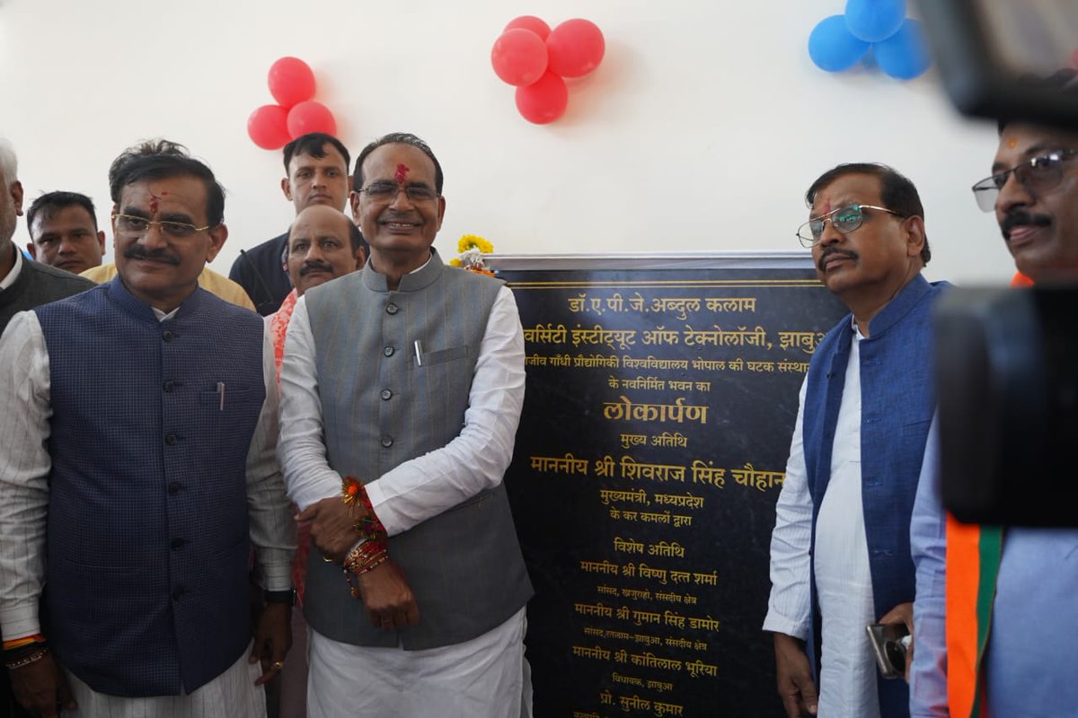 ChouhanShivraj's tweet photo. рд╣рдорд╛рд░реЗ рдмрдЪреНрдЪреЛрдВ рдХреЛ рдмреЗрд╣рддрд░ рд╢рд┐рдХреНрд╖рд╛ рдорд┐рд▓реЗ, рд╡рд╣ рд╡реИрдЬреНрдЮрд╛рдирд┐рдХ рдЕрднрд┐рд░реБрдЪрд┐рдпреЛрдВ рд╕реЗ рд╕рдВрдкрдиреНрди рд╣реЛрдВ рддрдерд╛ рдЙрдирдХреЗ рд╣рд╛рде рдореЗрдВ рд╣реБрдирд░ рд╣реЛ, рдЗрд╕рдХреЗ рд▓рд┐рдП рд╣рдорд╛рд░реА рд╕рд░рдХрд╛рд░ рд▓рдЧрд╛рддрд╛рд░ рдХрд╛рд░реНрдп рдХрд░ рд░рд╣реА рд╣реИред
рдЖрдЬ рдЭрд╛рдмреБрдЖ рдореЗрдВ рдирд╡рдирд┐рд░реНрдорд┐рдд рдбреЙ. рдП.рдкреА.рдЬреЗ рдЕрдмреНрджреБрд▓ рдХрд▓рд╛рдо UIT рдЗрдВрдЬреАрдирд┐рдпрд░рд┐рдВрдЧ рдХреЙрд▓реЗрдЬ рднрд╡рди рдХрд╛ рд▓реЛрдХрд╛рд░реНрдкрдг рдХрд░ рдорди рдЕрддреНрдпрдВрдд рдкреНрд░рд╕рдиреНрди рд╣реИред
рдмрдЪреНрдЪреЛрдВ, рддреБрдо рдЦреВрдм рдкрдврд╝рд╛рдИ рдХрд░реЛ, рддреБрдореНрд╣рд╛рд░реЗ рд▓рд┐рдП рддреБрдореНрд╣рд╛рд░рд╛ рдорд╛рдорд╛ рдмреЗрд╣рддрд░ рд╕реЗ рдмреЗрд╣рддрд░ рд╕реБрд╡рд┐рдзрд╛рдПрдВ рдЙрдкрд▓рдмреНрдз рдХрд░рд╛рддрд╛ рд░рд╣реЗрдЧрд╛ред