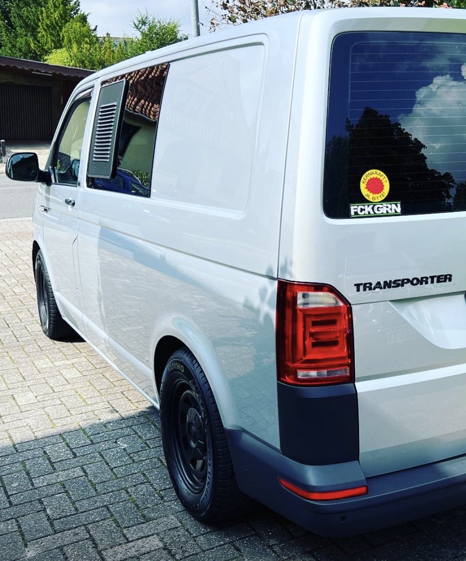 RainerReelfs's tweet photo. #Campervan #Bulli #Gen6. Als Diesel mit 7 Litern auf 100km 1000km Unabhängigkeit. #Diesel #Euro6 #SCRkat

So etwas geht mit einem #BEV nicht. 2800kg Anhängelast auch nicht. https://t.co/s5tmUtRzHm