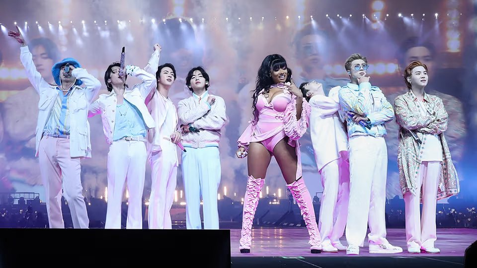 BTSItalia_twt2's tweet photo. 🔙 2 anni fa usciva "Butter (feat. Megan Thee Stallion Remix)"! 🍭💗
▶️ https://t.co/Qgx4gKPqZp
#2YearsWithButter @BTS_twt https://t.co/gmQg92J7c3