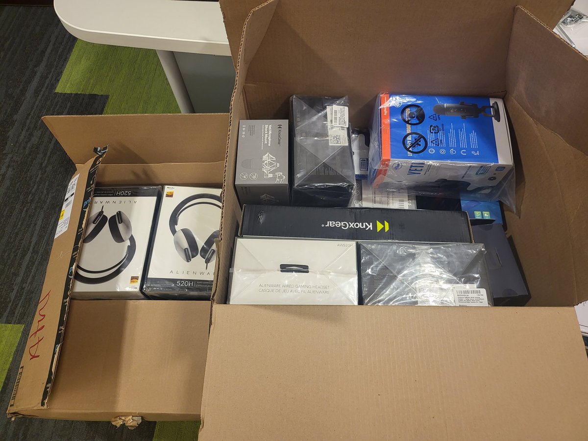 NJCUeSports's tweet photo. New gear just dropped for our lounge! @Alienware @KnoxGear @elgato @BlueMicrophones https://t.co/WxwktV9Umi